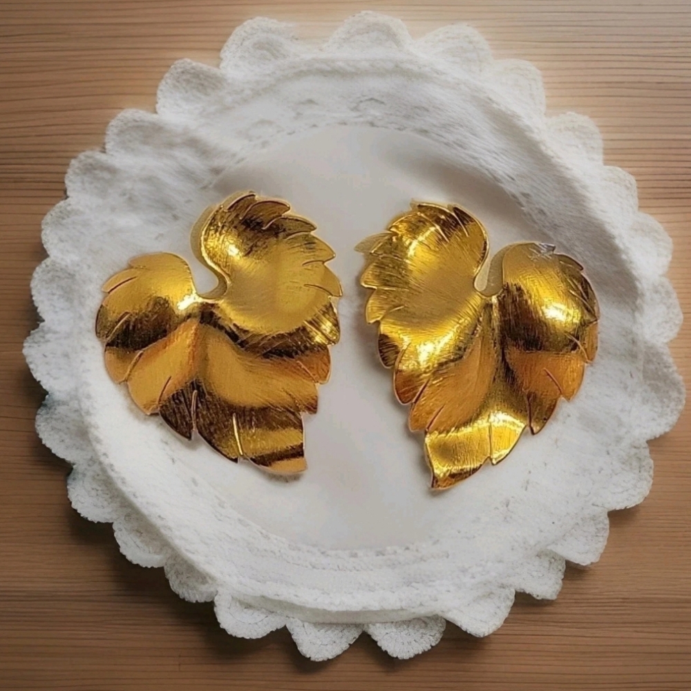 Vintage Gold Tone Leaf Clip On Earrings 1960s–70s Textured Brushed Mid Century